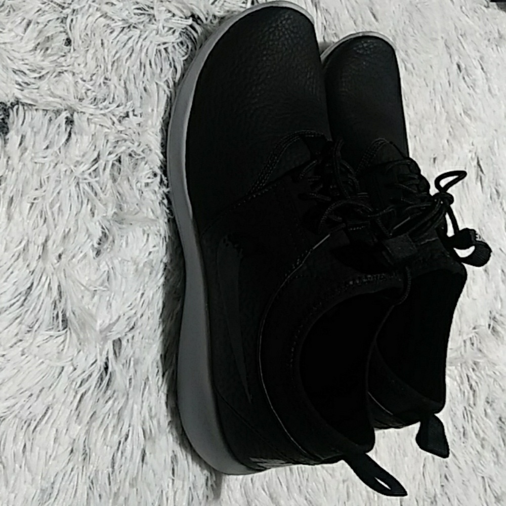 **SPECIAL**NIKE WOMEN'S JUVENATE SNEAKERS SIZE 10